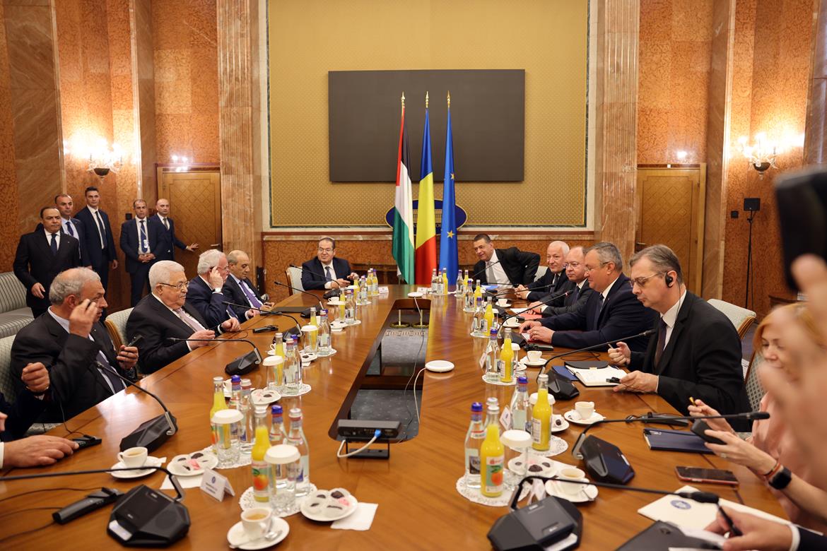  الرئيس محمود عباس خلال اجتماعه مع رئيس الوزراء الروماني نيكولاي تشيوكا (تصوير: ثائر غنايم)